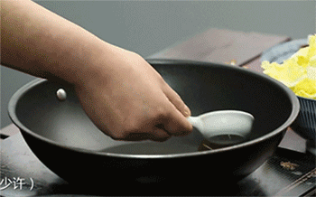 【菌菇蛋饺煲】热锅起油