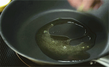 【葱烧海参】爆香