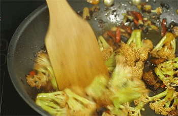 【干锅花菜】翻炒