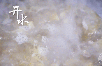 【泡椒酸菜老鸭】倒入开水