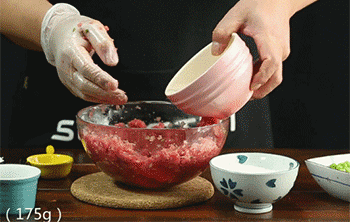 【时蔬牛肉球】加水搅拌