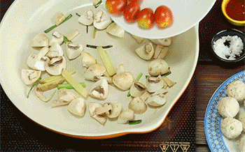 【茄汁鸡肉丸】加入西红柿