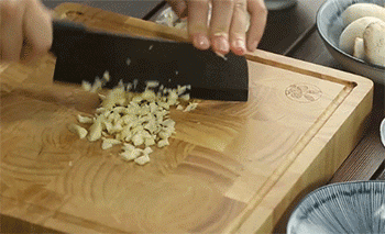 【蒜香烤蘑菇】大蒜切末