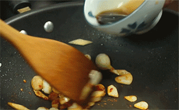 【宫爆虾球】倒入酱汁