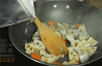 【糖醋藕丁】加入水