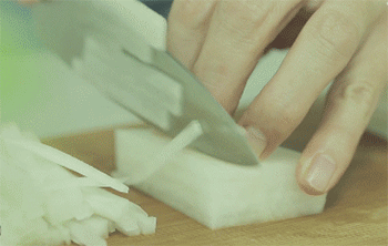 【鲫鱼萝卜丝汤】切萝卜丝