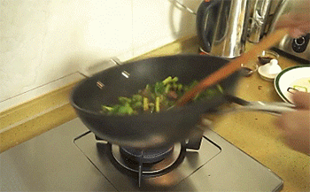 【蒜台炒肉】翻炒