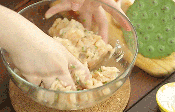 【茄汁鸡肉丸】搅拌