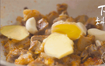 【焖羊肉】放香料