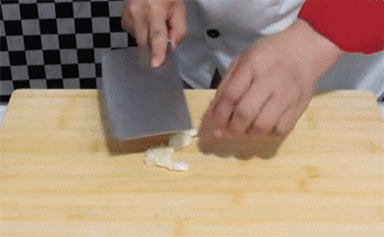 【干煸豆角】切蒜末