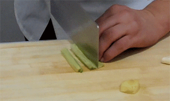 【肉段烧茄子】切葱粒