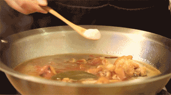 【黄豆焖猪蹄】放入余下食材