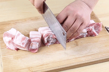 【梅子烧肉】切猪肉