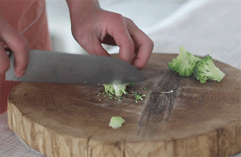 【清炒西兰花】切西兰花块