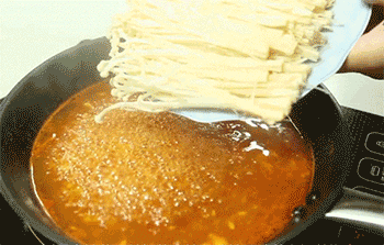 【茄汁金针菇】加入金针菇入味