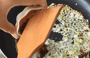 【家常麻婆豆腐】下入豆瓣酱