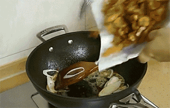 【香辣鱿鱼】加入食材