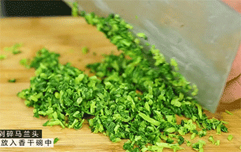 【马兰头拌香干】切碎马兰头