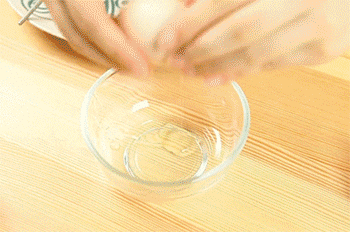 【芝士虾球】鸡蛋打散