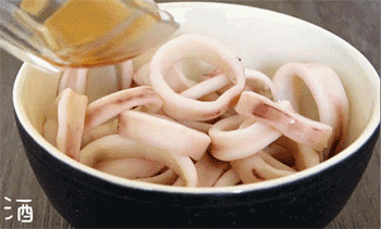 【酥炸鱿鱼圈】调味