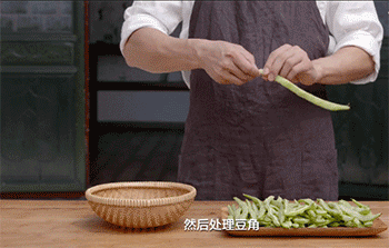 【豆角焖面条】处理豆角