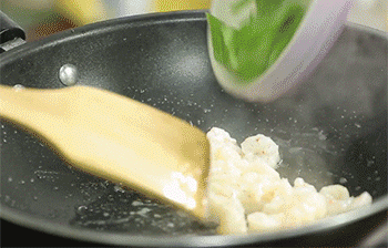 【菠萝炒虾仁】加入青椒