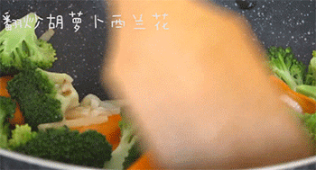 【焦溜豆腐】翻炒