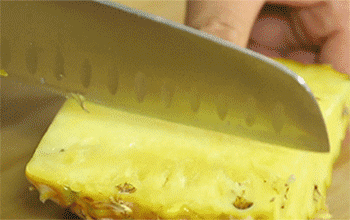 【菠萝炒虾仁】菠萝切块