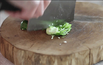 【毛豆炒肉丝】切辣椒