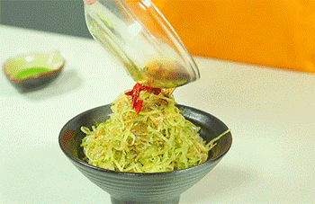 【虾皮拌萝卜丝】淋，装盘