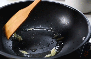 【料烧鸭】爆香