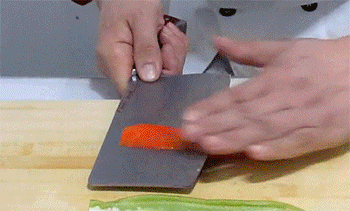 【鱼香茄子条】青红椒切条