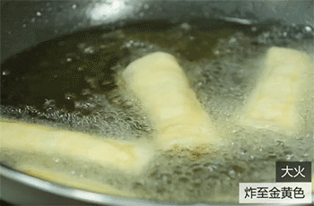 【韭黄四喜春卷】煎春卷