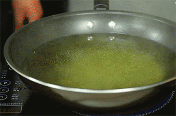 【马兰头拌香干】香干焯水