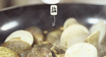 【清酒蒸蛤蜊】放调料