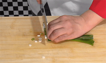 【烧茄子】切葱姜蒜