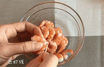 【金针菇粉丝蒸虾】去虾线