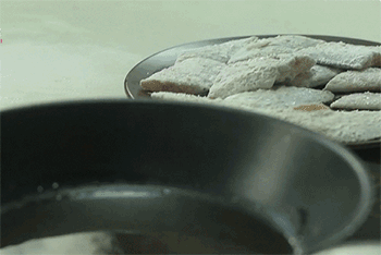 【香煎带鱼】热油下带鱼