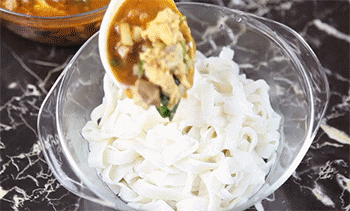 【臊子面】淋，装盘