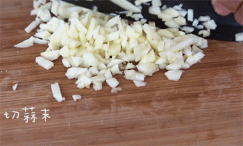 【炒面筋】切蒜末