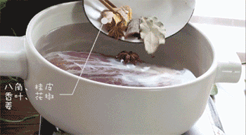 【盐边牛肉】放入食材