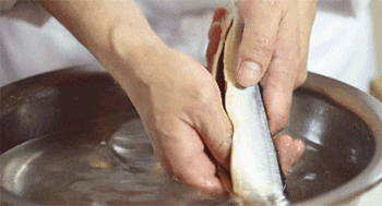 【盐煎秋刀鱼】清洗