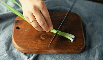 【避风塘炒虾】切葱段，姜片