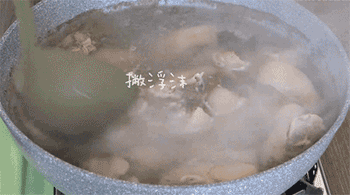 【红烧猪蹄】撇去浮沫