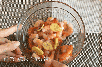 【金针菇粉丝蒸虾】搅拌腌制