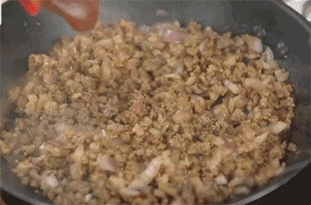 【意大利肉酱面】倒入番茄酱