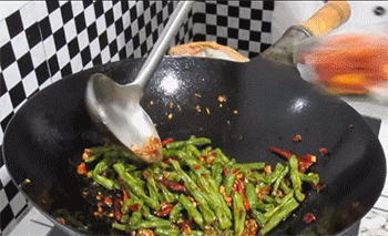 【干煸豆角】倒入辣椒酥