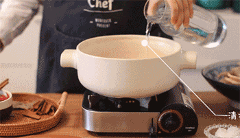 【允指麻辣鸭翅】放入鸭翅