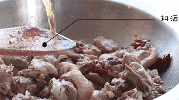 【姜爆鸭子】放调料