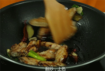 【南瓜烧鸡翅】翻炒上色